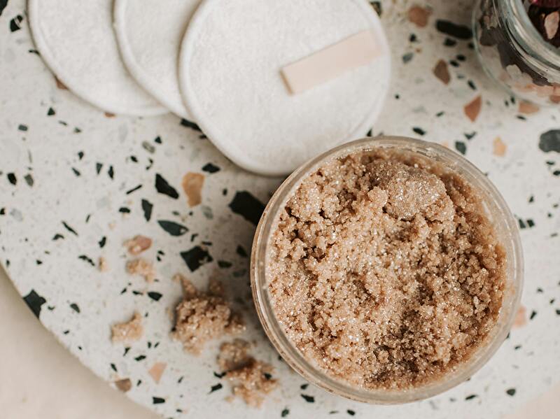 Luxe Ginger Body Scrub bij Grand Hotel Amrâth Kurhaus. Een verkwikkende exfoliërende behandeling met gember en essentiële oliën, inclusief gratis hoofdmassage voor Moederdag.