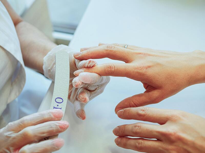 Professionele manicurebehandeling bij Grand Hotel Amrâth Kurhaus. Perfect verzorgde nagels met extra ontspanning, speciaal voor Moederdag.
